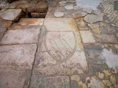 La chiesa conserva anche delle lapidi sepolcrali con su incisi alcuni stemmi gentilizi, probabilmente della casata angioina
